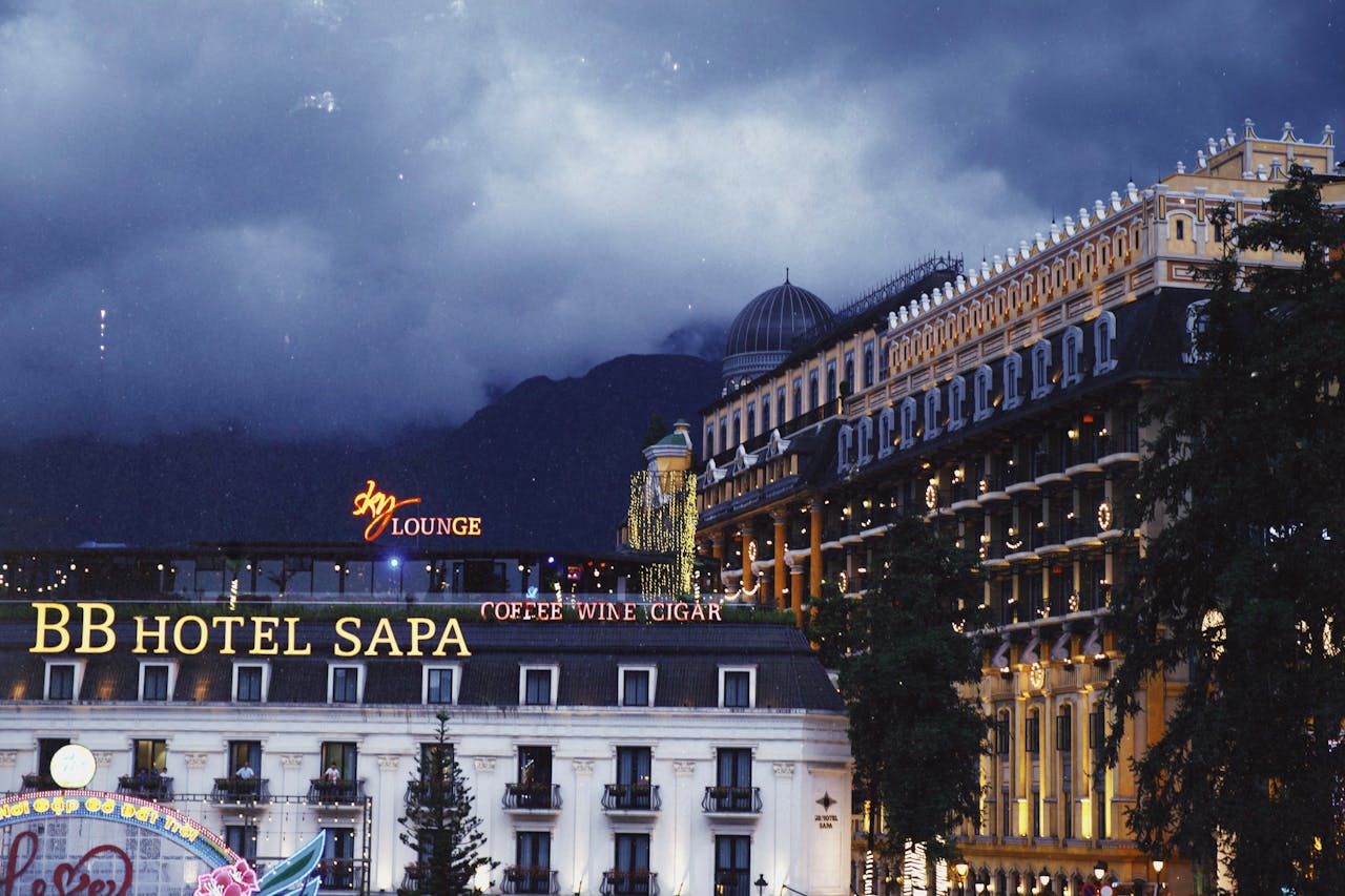 Home Scenic nighttime view of BB Hotel Sapa with atmospheric lighting and urban architecture.